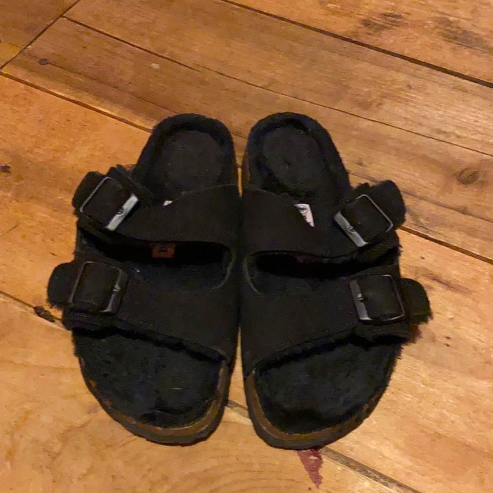 black size 7 fluffy sandals